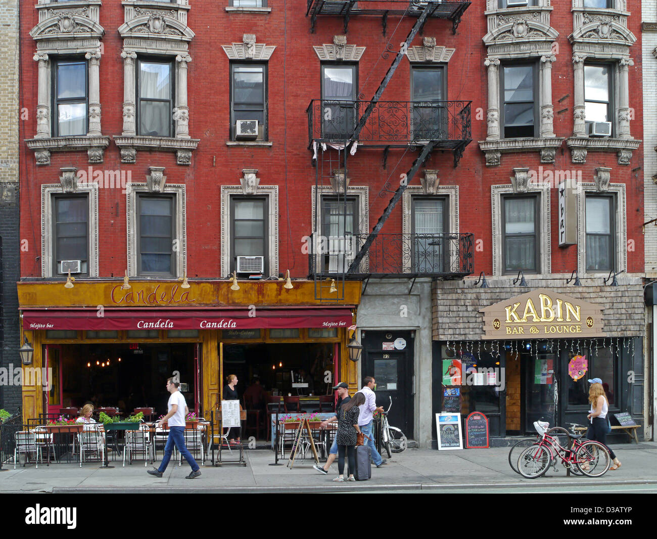 La città di New York, Manhattan Upper East Side Street scene con un ristorante esterno Foto Stock