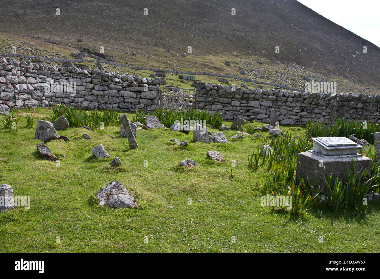 Il muro di pietra villaggio recintato cimitero sulla Hirta, St Kilda arcipelago. Foto Stock