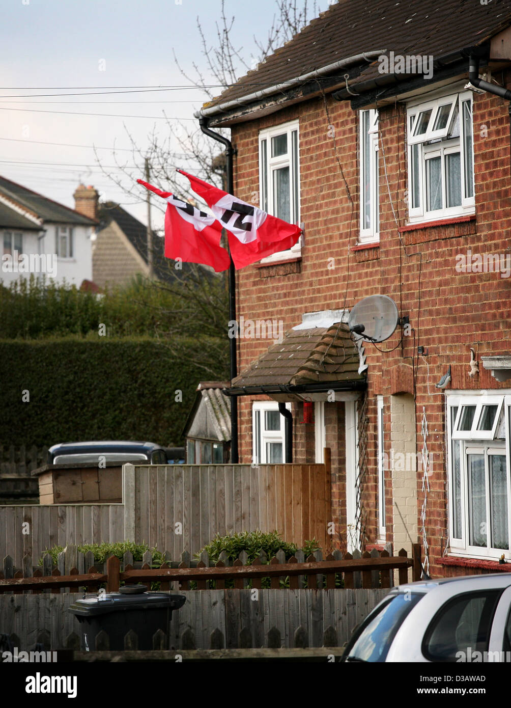 Nazista di bandiere con la svastica appendere fuori a Luton Regno Unito house Foto Stock