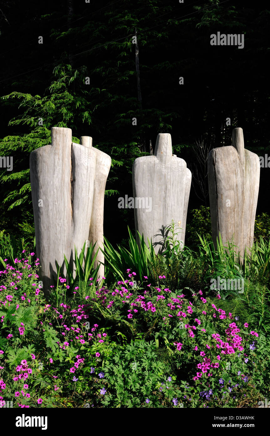 Tofino Giardini Botanici a Vancouver Island British Columbia Canada sculture in legno la forma umana forma Foto Stock