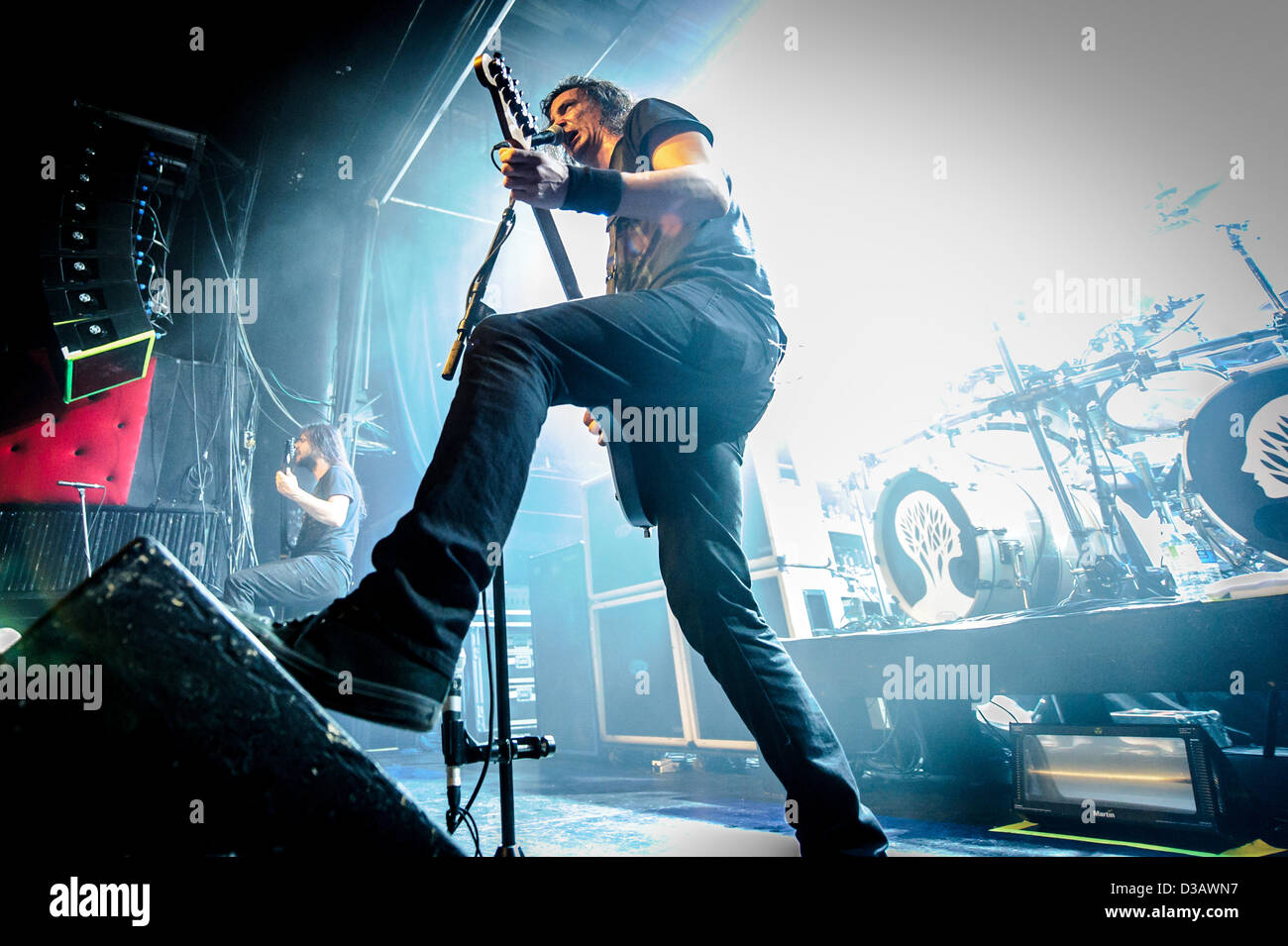 Toronto, Ontario, Canada. Il 13 febbraio 2013. French metal band "Gojira' eseguito sold out show al Phoenix Theatre di Toronto. Nella foto: il chitarrista e cantante JOE DUPLANTIER, chitarrista CHRISTIAN ANDREU (immagine di credito: credito: Igor Vidyashev/ZUMAPRESS.com/Alamy Live News) Foto Stock