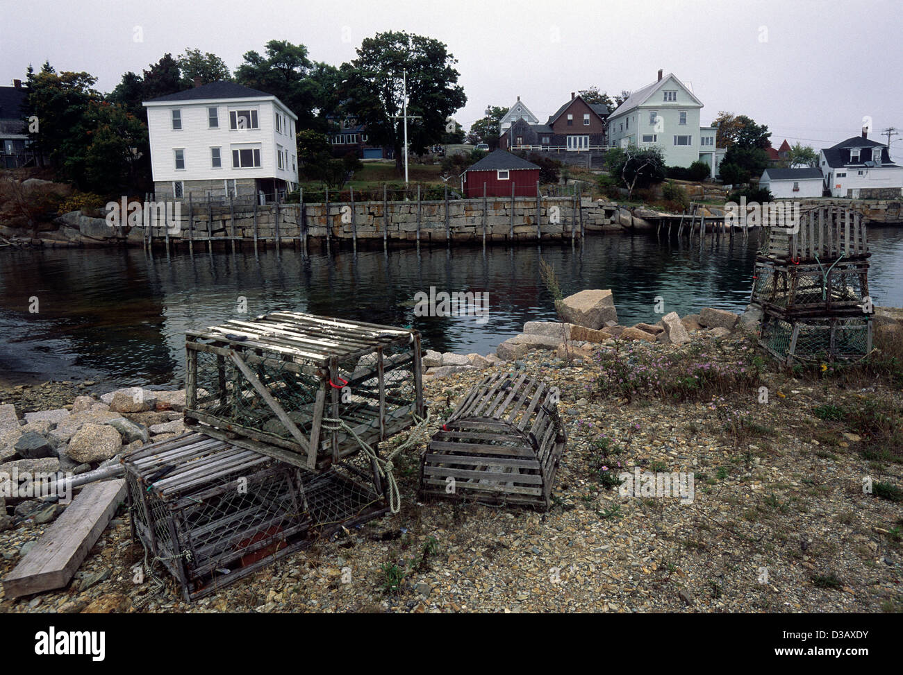 Elk282-1724 Maine, cervi Isle, Stonington, della città e del porto con trappole a base di aragosta Foto Stock