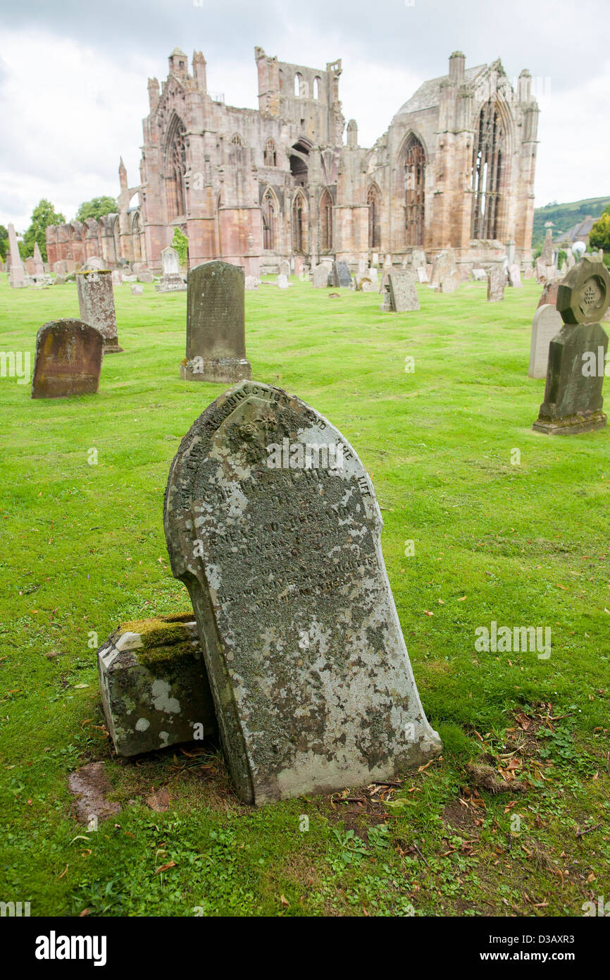 Una facciata esterna di Melrose Abbey, un stile Tudor Abbey dove molti re scozzesi sono sepolti. Foto Stock