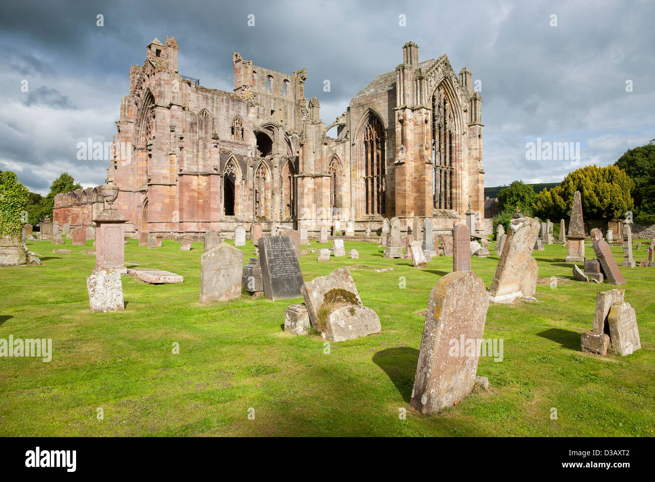 Una facciata esterna di Melrose Abbey, un stile Tudor Abbey dove molti re scozzesi sono sepolti. Foto Stock