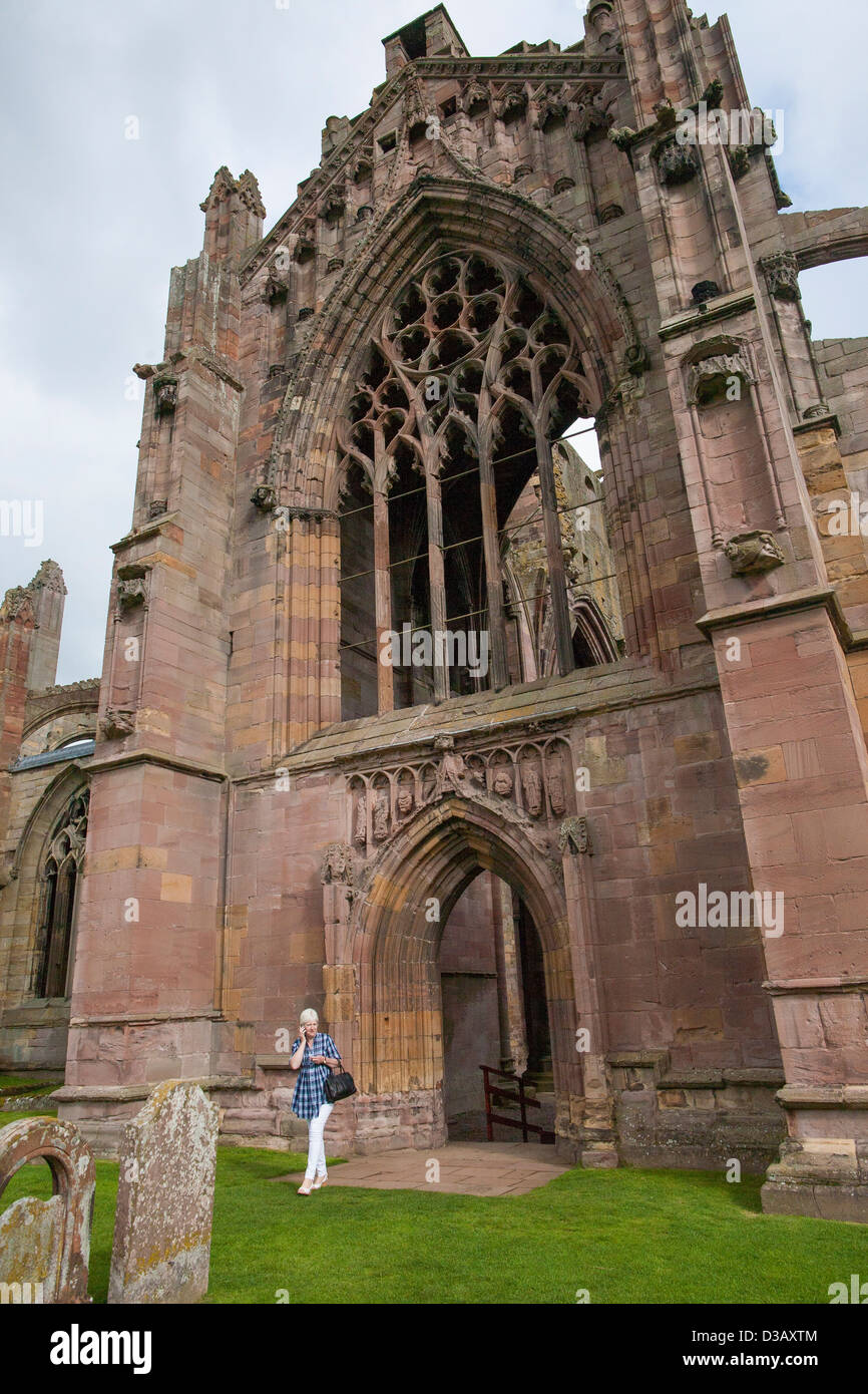 Una facciata esterna di Melrose Abbey, un stile Tudor Abbey dove molti re scozzesi sono sepolti. Foto Stock