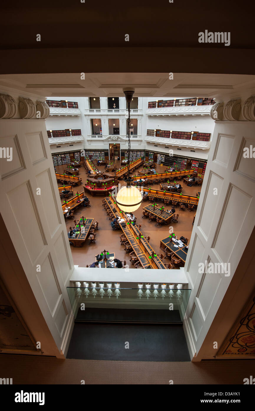 Guardando attraverso una cornice per una apertura nella squisitamente ornato La Trobe sala lettura in biblioteca dello Stato di Victoria. Foto Stock