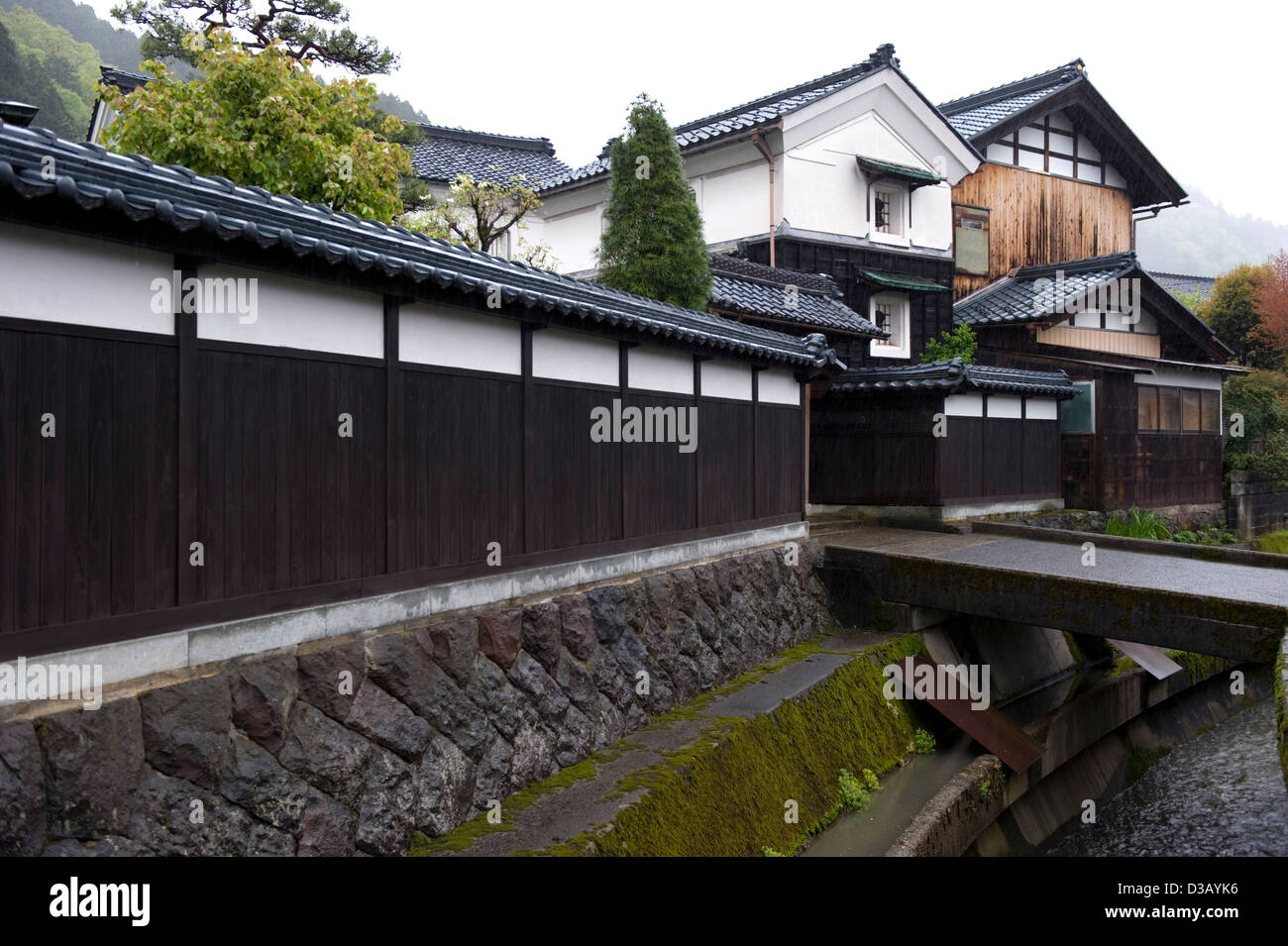 Privata residenza di campagna con i tradizionali kura storage accanto a casa nella città di Takefu nella prefettura di Fukui. Foto Stock