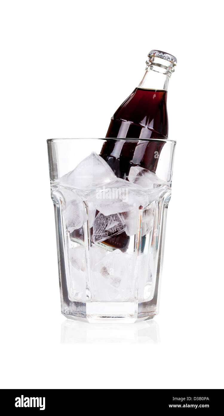 Bottiglia di Coca Cola a freddo con ghiaccio reale in un vaso su bianco Foto Stock