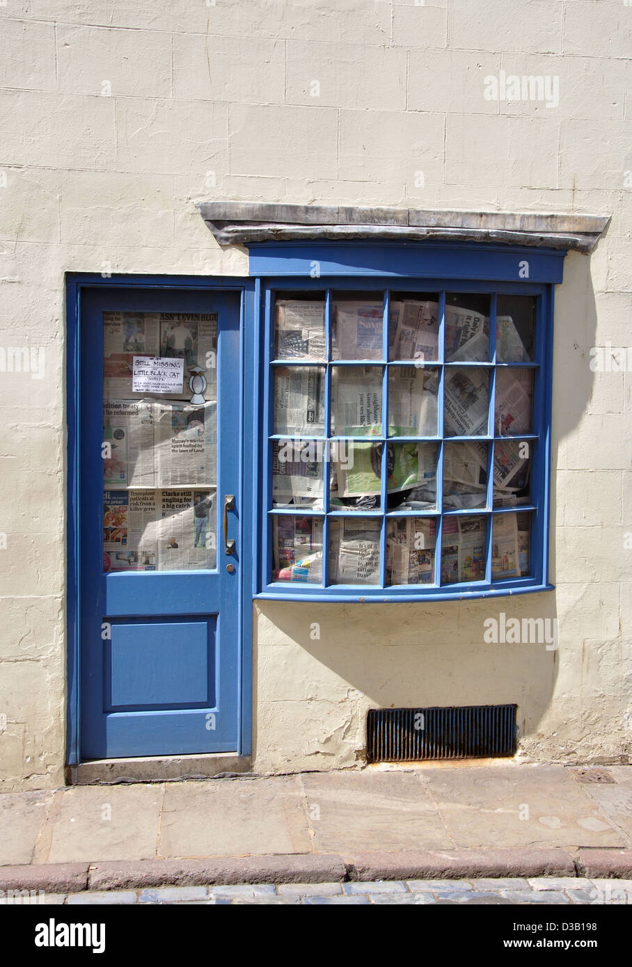 Negozio di vuoto con i giornali che coprono la finestra, Church Street, Whitby, England, Regno Unito Foto Stock