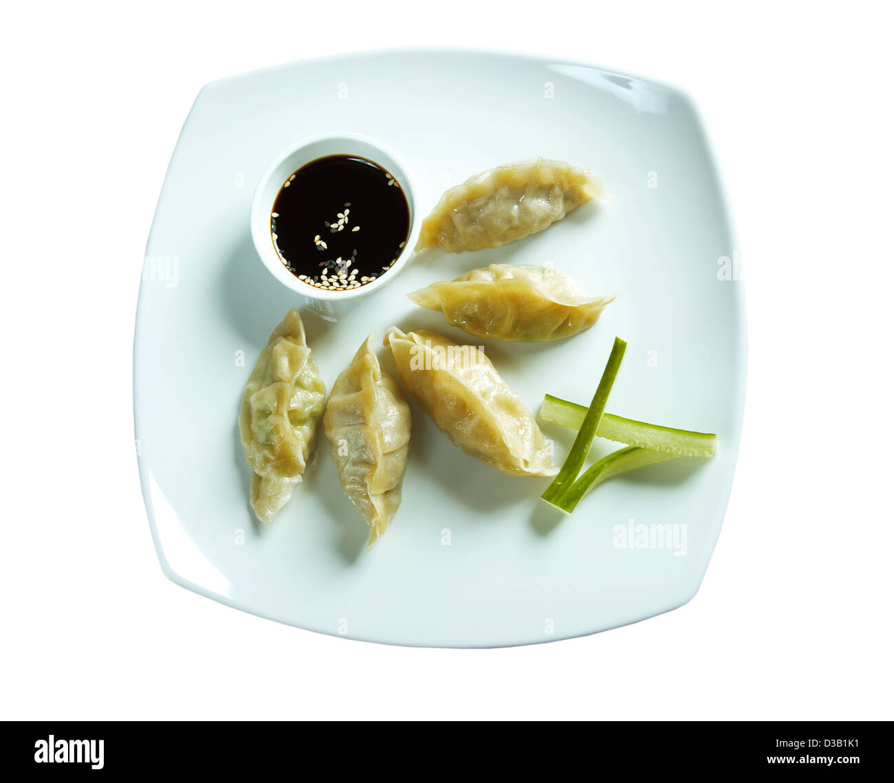 Dim-sum chiamata Gyoza, tradizione asiatica food.gnocco fritto in stile Cinese ..isolati su sfondo bianco. tracciato di ritaglio Foto Stock