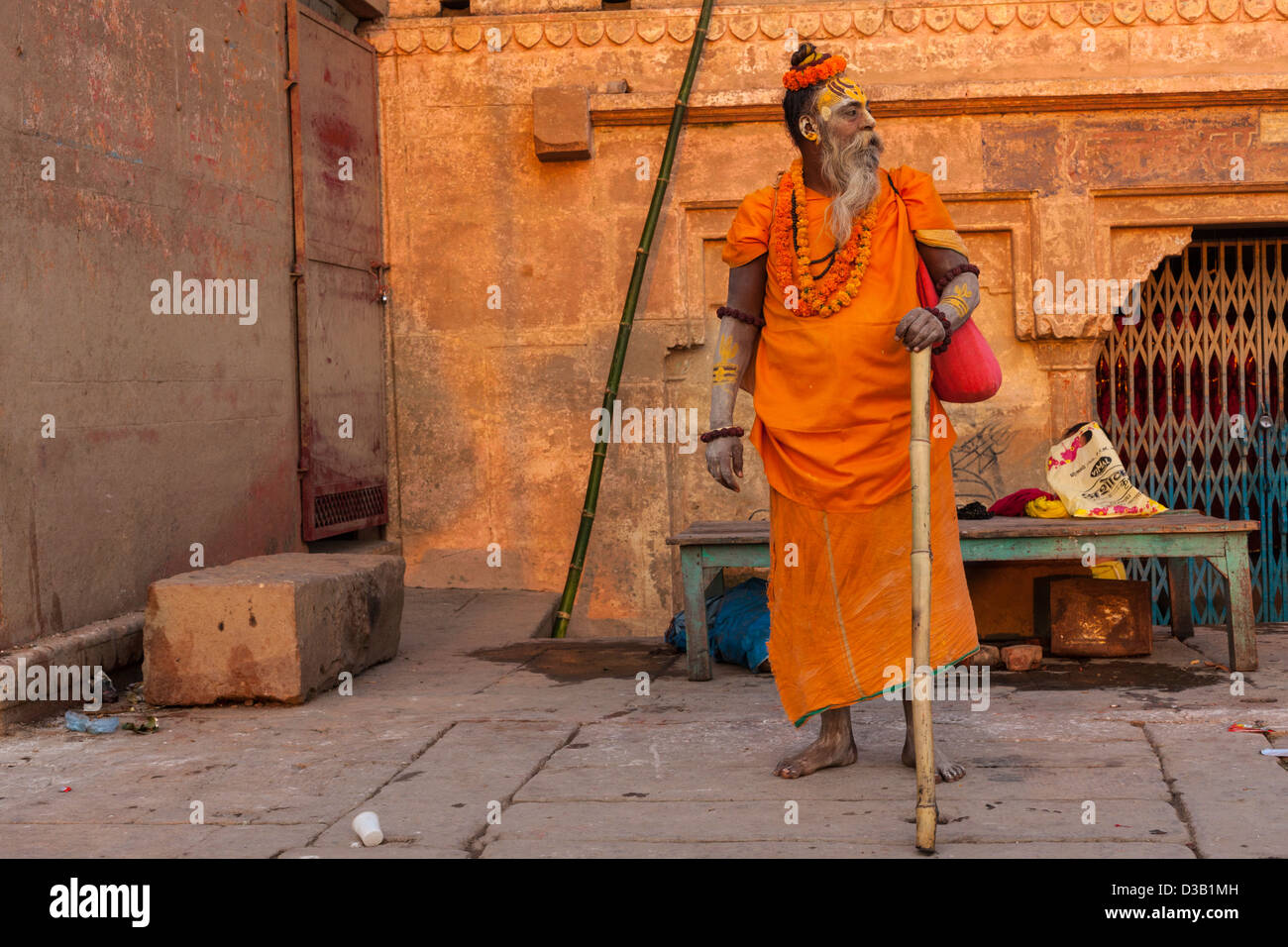 Sadhu in piedi all'alba, Varanasi, India Foto Stock