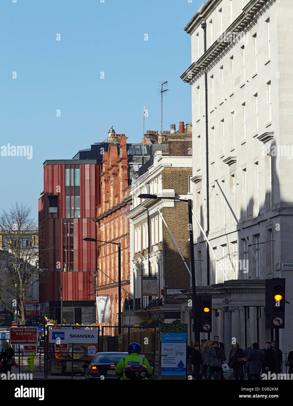 28 South Molton Street, Londra, Regno Unito. Architetto: DSDHA, 2012. Facciata di edificio nel contesto del sud. Foto Stock