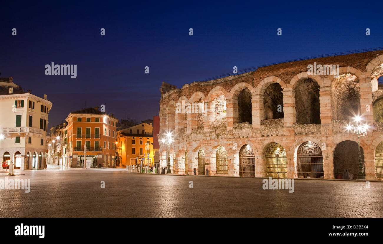 Verona - Arena e Piazza Bra nel crepuscolo Foto Stock