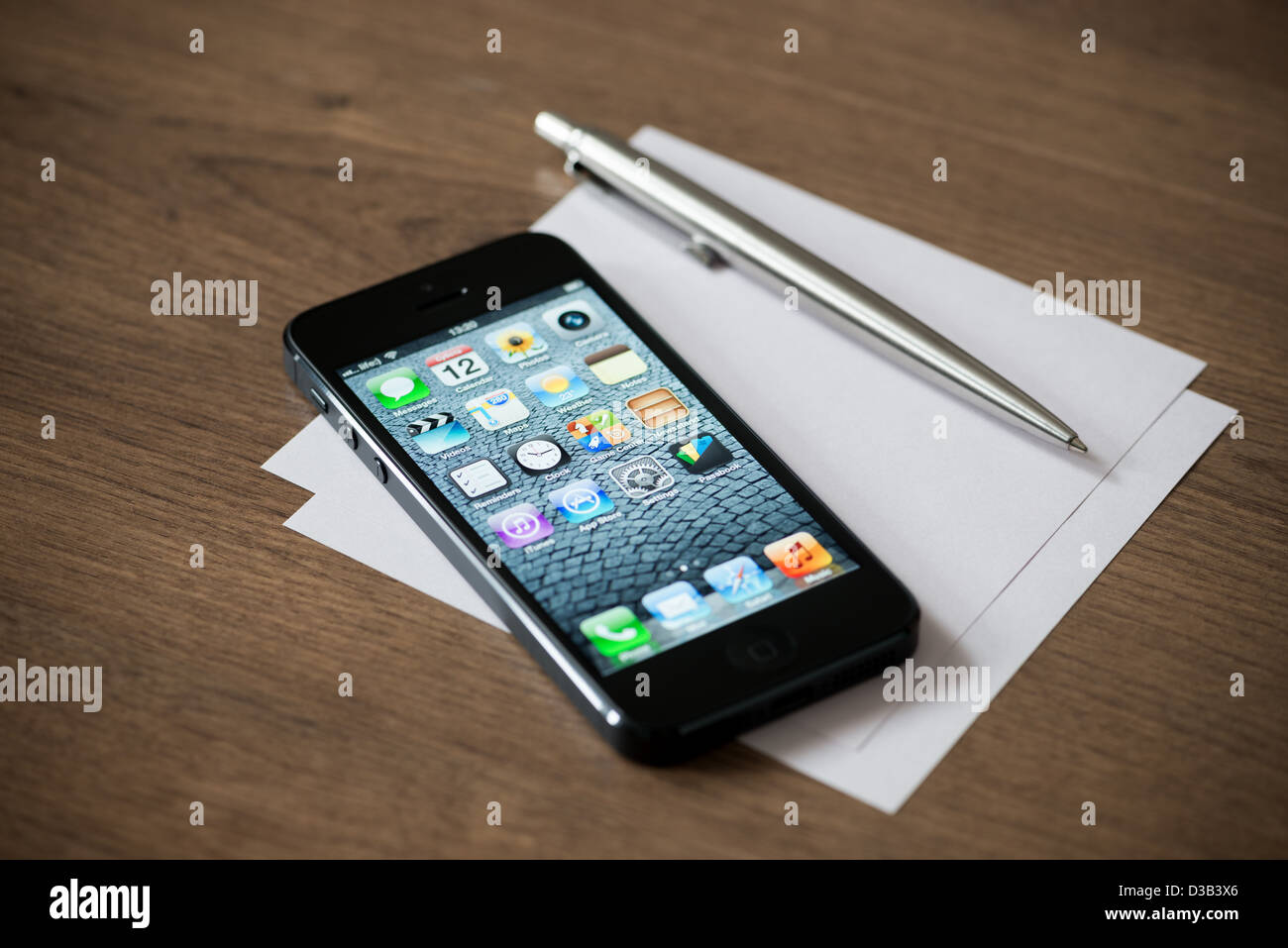 Il nuovo nero per Apple iPhone 5 giacente sulla scrivania Foto Stock