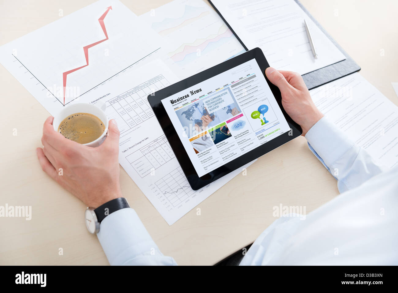 Imprenditore al lavoro di bere il caffè e guardare ultime notizie aziendali su moderni computer digitale. Foto Stock