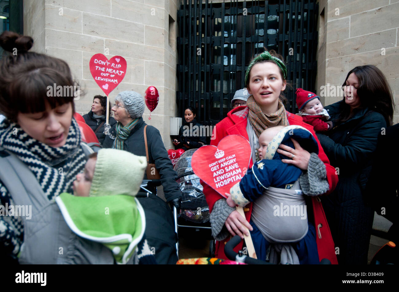 Protesta al di fuori del reparto di salute di madri e neonati contro la proposta di declassamento di Lewisham hospital Foto Stock