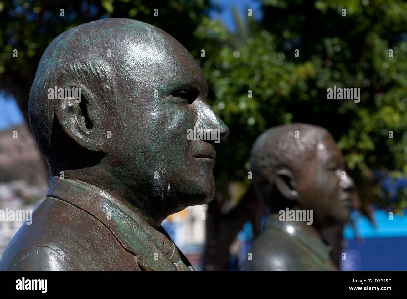 Sud Africa, statue in bronzo di FW De Klerk e Nelson Mandella presso il Victoria and Albert waterfront, Nobel Square, Città del Capo. Foto Stock