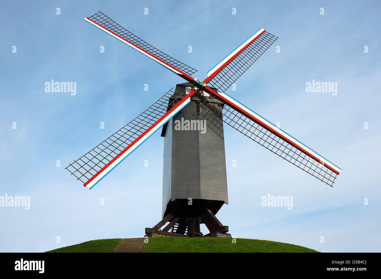 Mulino a vento a Bruges, Belgio shot sul cielo blu sullo sfondo. Foto Stock