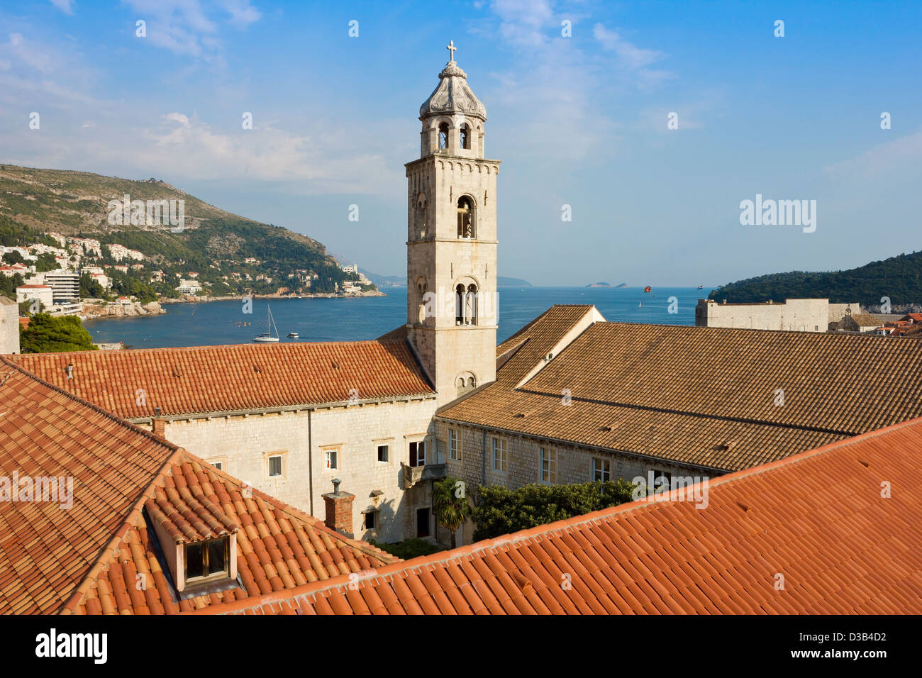 Vista verso il monastero domenicano di Dubrovnik, Croazia in una luminosa giornata di sole, estate colpo su un vivid blue sky. Foto Stock