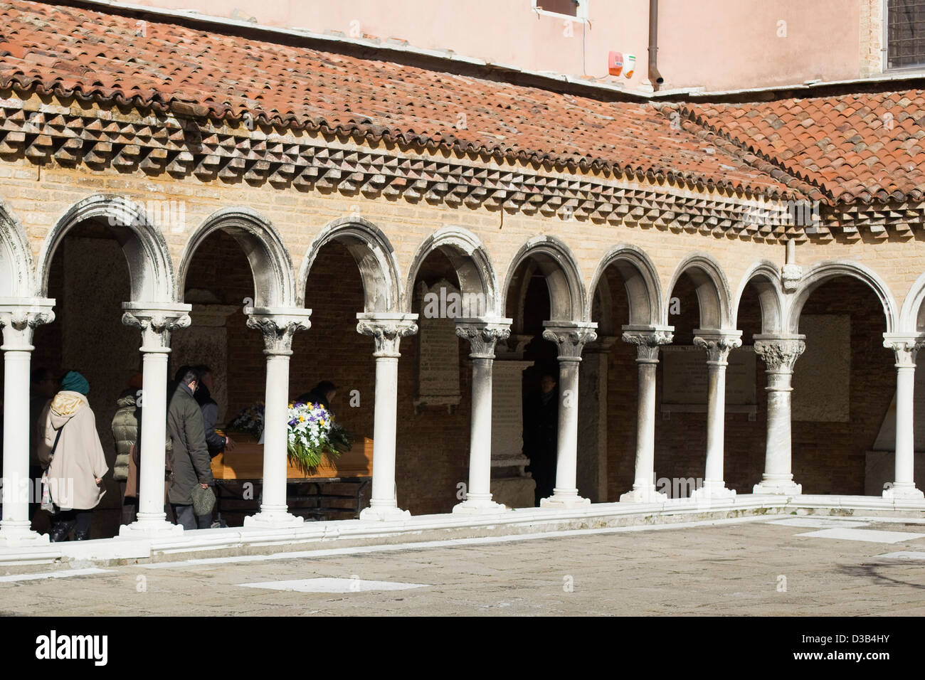 Uomo che porta una bara in una chiesa a Venezia Foto Stock