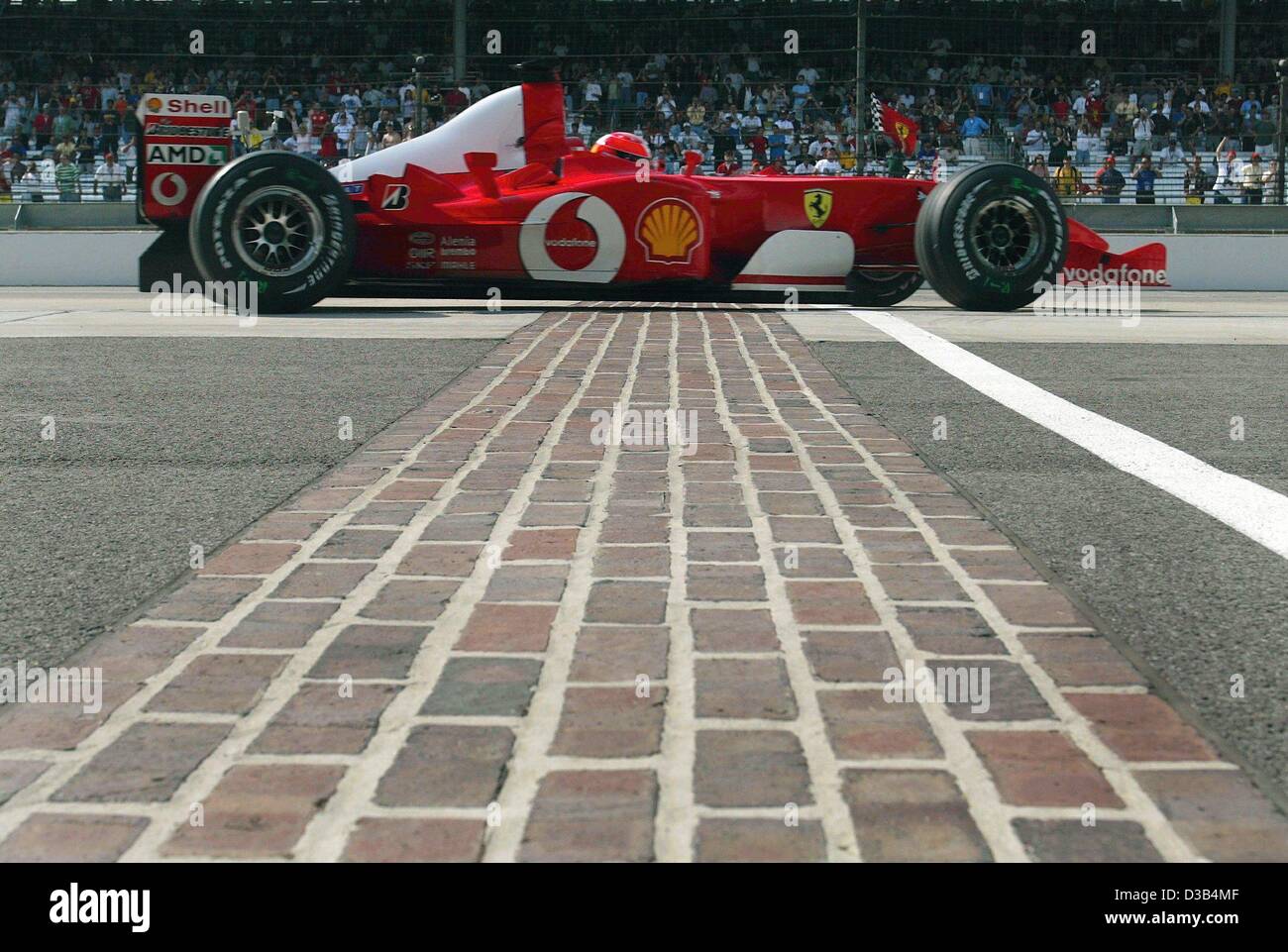 Photo Vintage Ferrari F1 - Michael Schumacher Exulte à Imola - Tirage 18x25cm