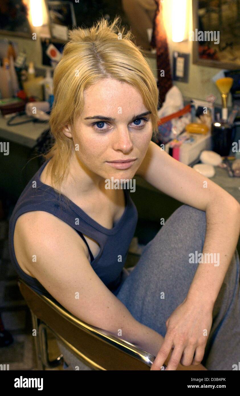 (Dpa) - attrice britannica Rebecca Palmer, mostrato durante le riprese di 'La Stratosfera Girl' sulla posizione a Colonia, Germania, 26 settembre 2002. Il Tedesco-giapponese-British coproduzione cinematografica racconta la storia di una highschool laureato, chi ottiene un lavoro come dama di compagnia per uomini d'affari in Tokyo. Ins Foto Stock
