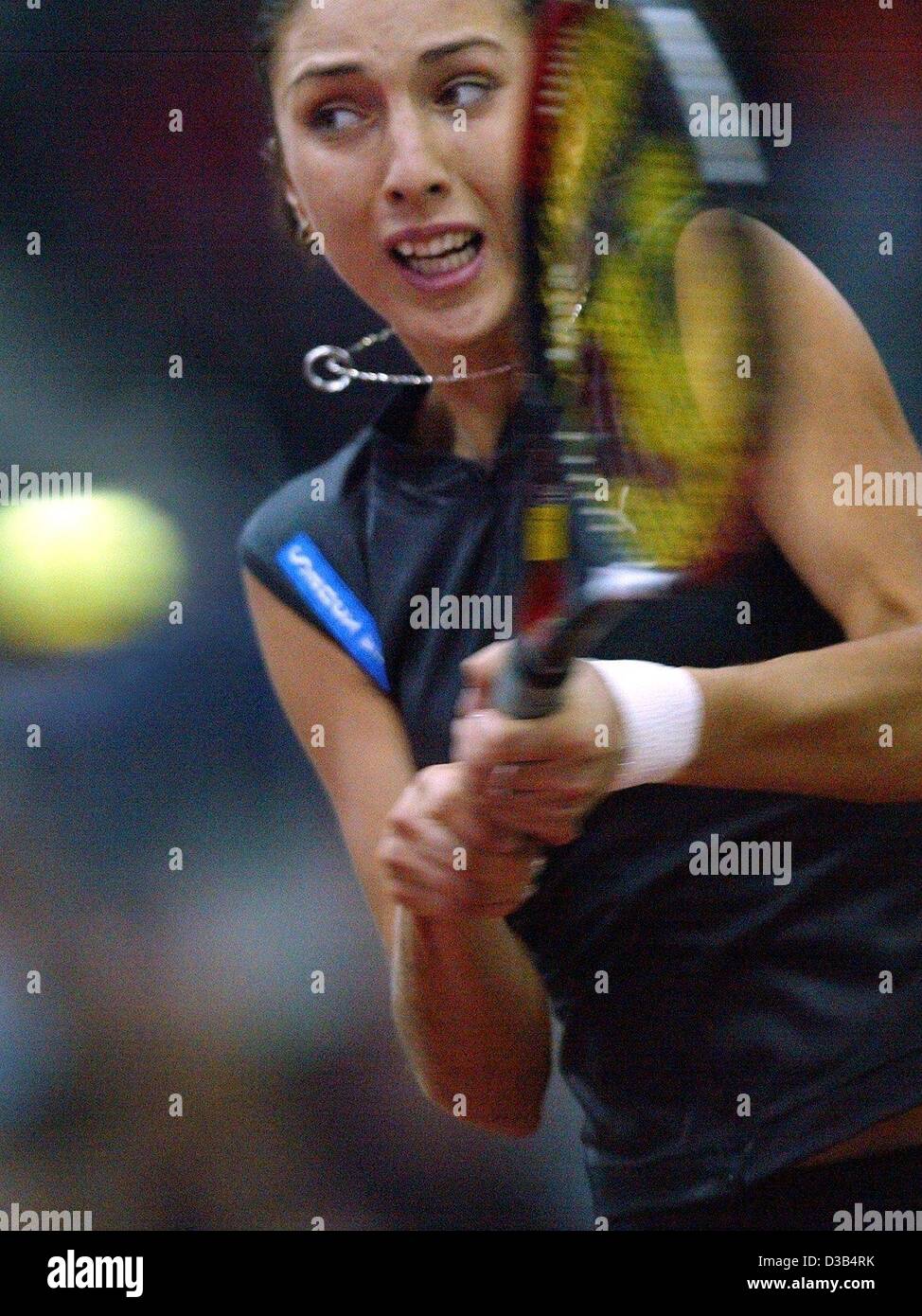 (Dpa) - Federazione Tennis player Anastasia MYSKINA svolge un scritto durante la semifinale partita del XIII International Sparkassen Cup torneo WTA a Leipzig, Germania, 28 settembre 2002. Myskina sconfitte lettore belga Kim Clijsters 6:4, 5:7 e 7:6 (7:3). Foto Stock