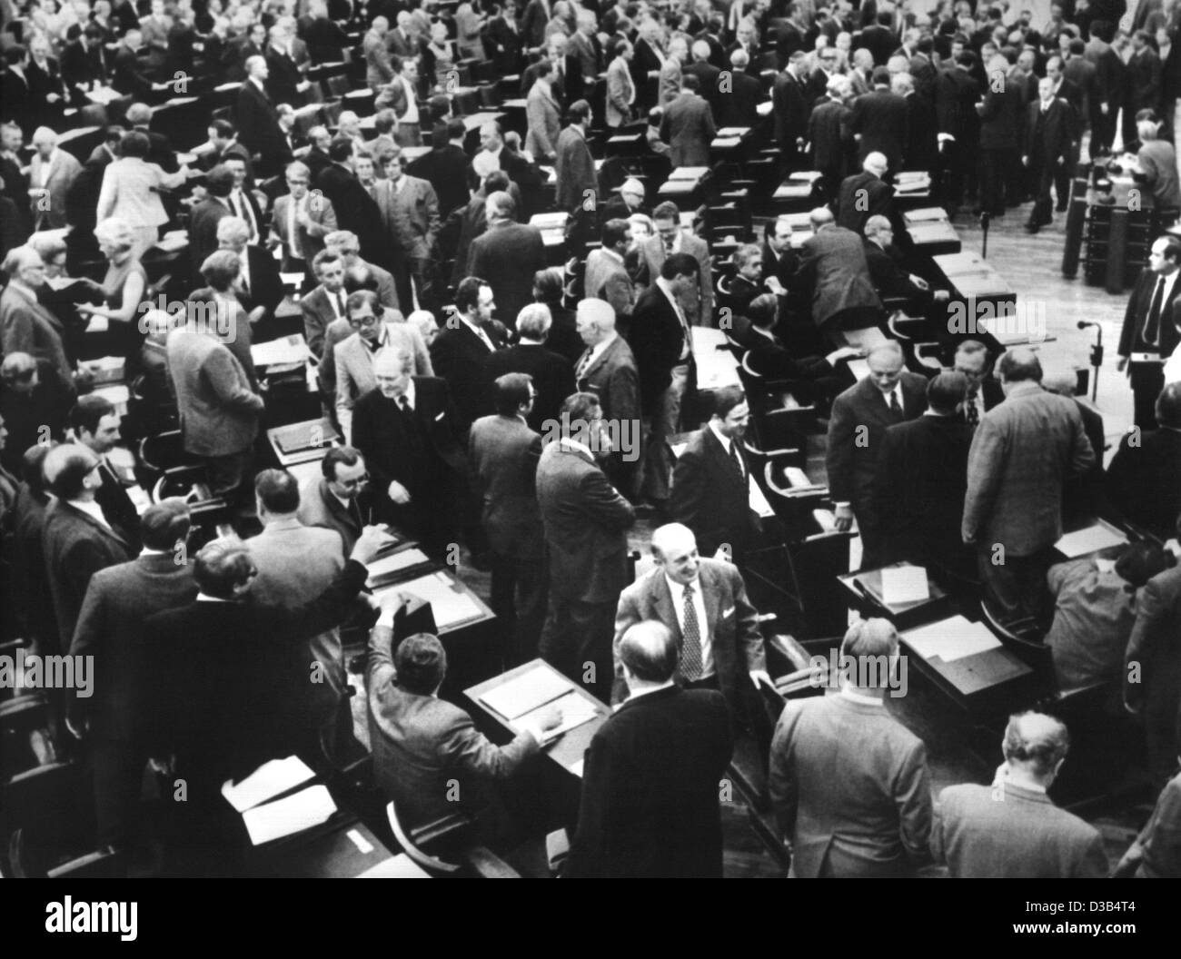 (Dpa file) - Una vista sopra il plenum del Bundestag tedesco a Bonn in Germania Ovest, 17 maggio 1972. Dopo steamy dibattiti due bollette sulla politica orientale sono stati passati dai deputati del Parlamento europeo: un trattato con l'Unione Sovietica, chiedendo per la reciproca rinuncia di forza e di accettazione della corrente europea Foto Stock