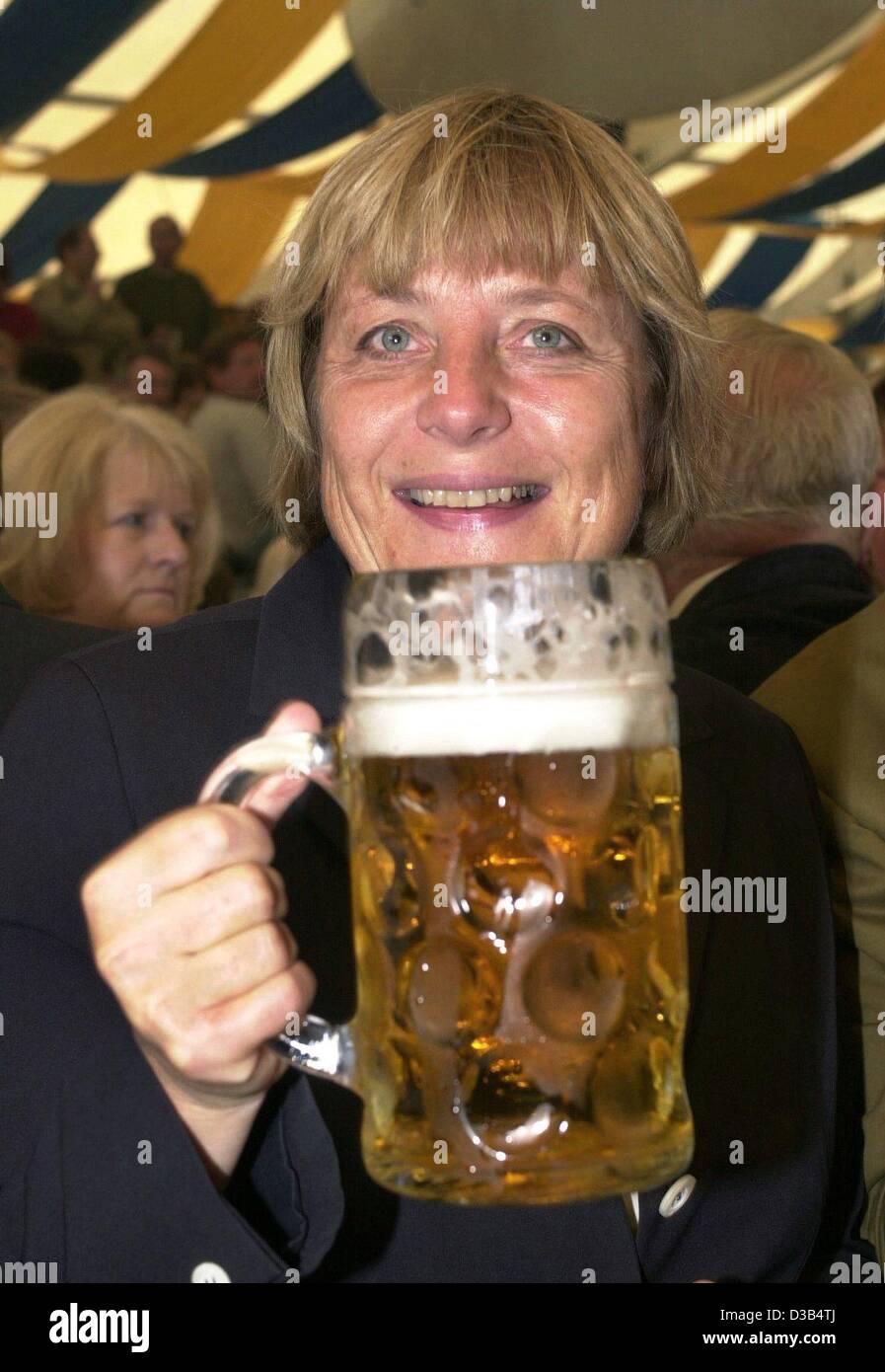 (Dpa) - Angela Merkel, presidentessa del Cristiano Democratica CDU, bevande a stein di birra durante un festival del folk di Abensberg, Baviera, 2 settembre 2002. Tre settimane prima delle elezioni generali di politici di tutte le parti hanno fatto discorsi elettorali in festival tende. Foto Stock