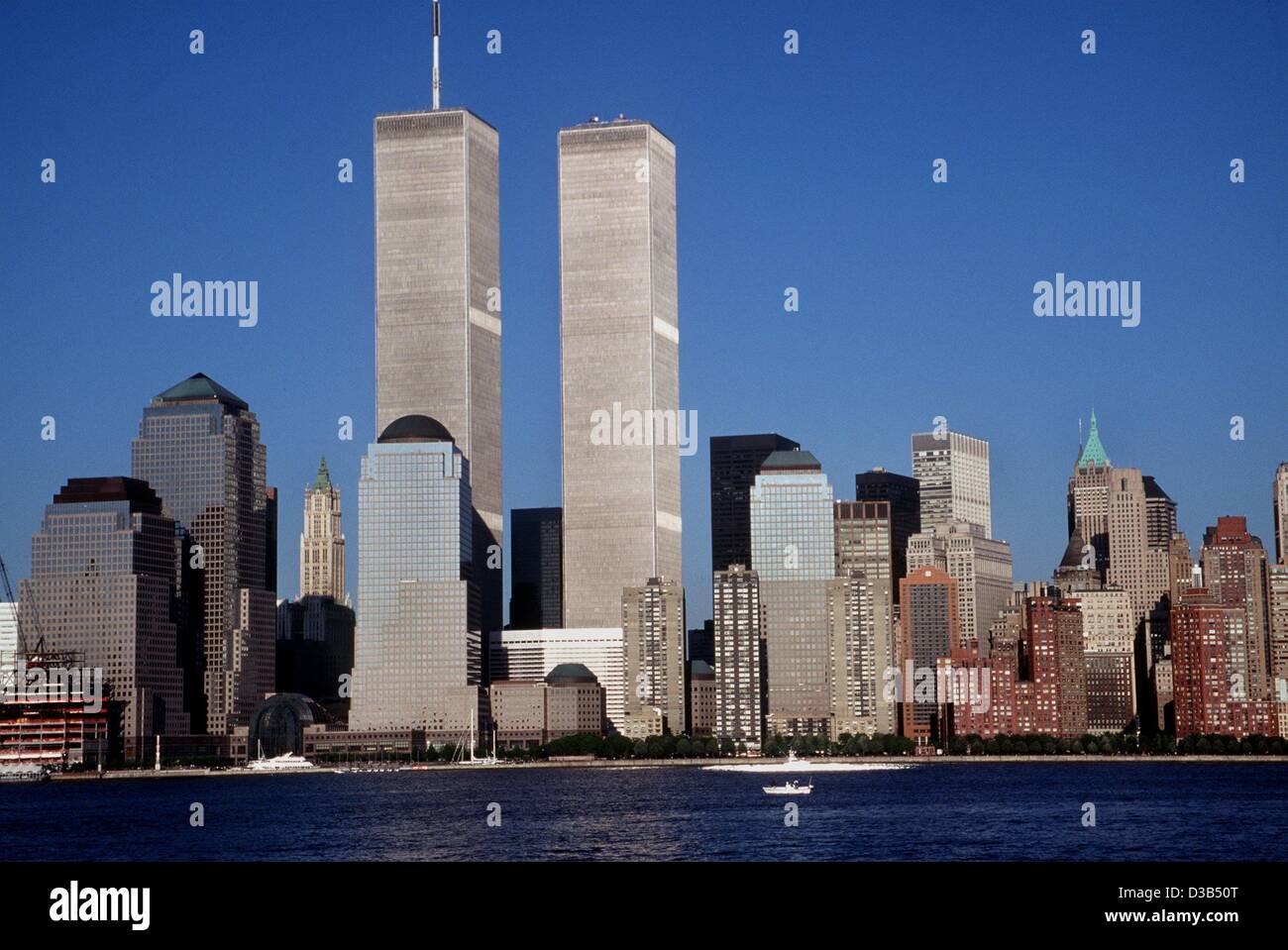 (Dpa) - skyline di Manhattan fino al 11 Settembre 2001: le torri gemelle del World Trade Center di salire in alto sopra gli altri edifici di Manhattan (1996 vista dal New Jersey attraverso il Fiume Hudson). Entrambe le torri crollate e 2,823 persone sono state uccise quando i terroristi islamici schiantato il WTC con Foto Stock