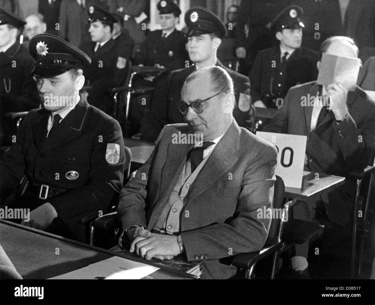 (Dpa file) - L'accusato Josef Klehr siede nel plenum della prova di Auschwitz a Francoforte in Germania Ovest, 20 dicembre 1963. È stato il primo giorno del processo contro 22 ex guardie dell'ex campo di concentramento nazista. Foto Stock