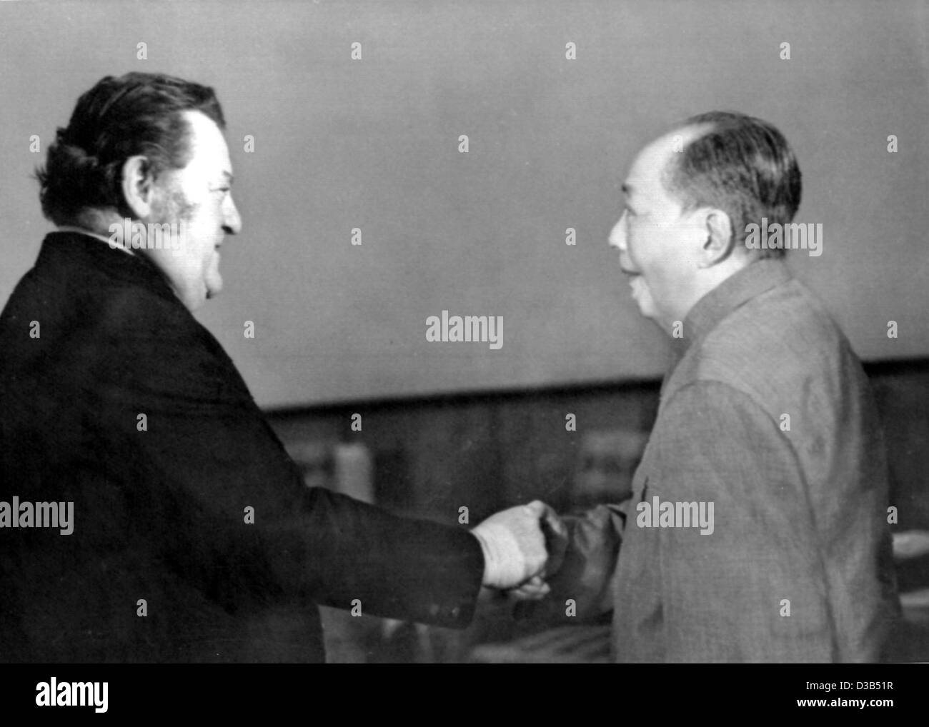 (Dpa file) - Mao Tse-Tung (R), presidente del Partito Comunista della Cina, scuote le mani con Franz Josef Strauss, Presidente del tedesco Christian unione sociale Party (CSU), a Pechino, 16 gennaio 1975. Strauss è il primo politico della Repubblica federale tedesca per essere ricevuti da Mao Tse-Tung. Foto Stock