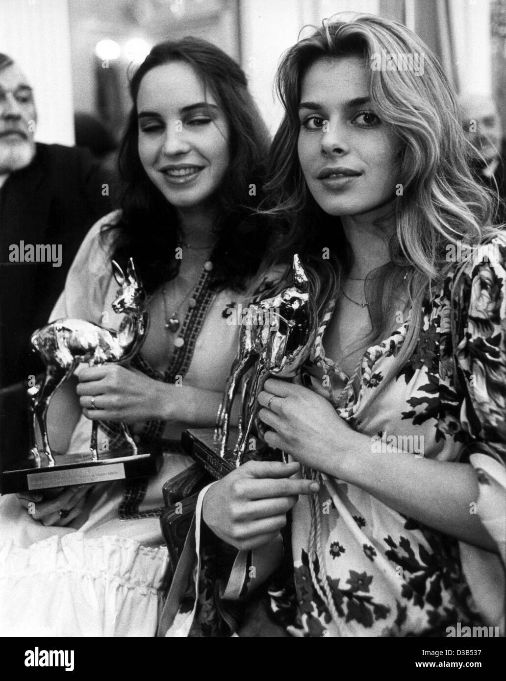 (Dpa file) - Tedesco attrici Nastassja Kinski (R) e Katerina Jacob hanno nelle loro mani le statuette del tedesco Bambi Award, Monaco, 17 febbraio 1978. Kinski, figlia di attore tedesco Klaus Kinski, ha ricevuto il premio come "Esordiente dell'anno". Lei ha avuto la sua svolta nel 1977 la criminalità s Foto Stock