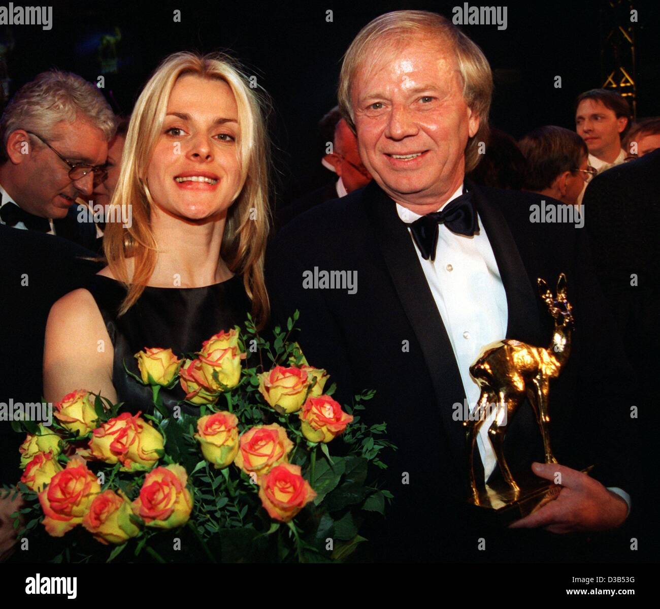 (Dpa file) - stella tedesca direttore Wolfgang Petersen ("In linea di fuoco", "la tempesta perfetta") tiene nelle sue mani un Bambi award che è stato presentato a lui da attrice tedesca Nastassja Kinski ("Cat People', 'Parigi, Texas'), Monaco di Baviera, 20 novembre 1995. Kinski, figlia di attore tedesco Klaus Kinski Foto Stock