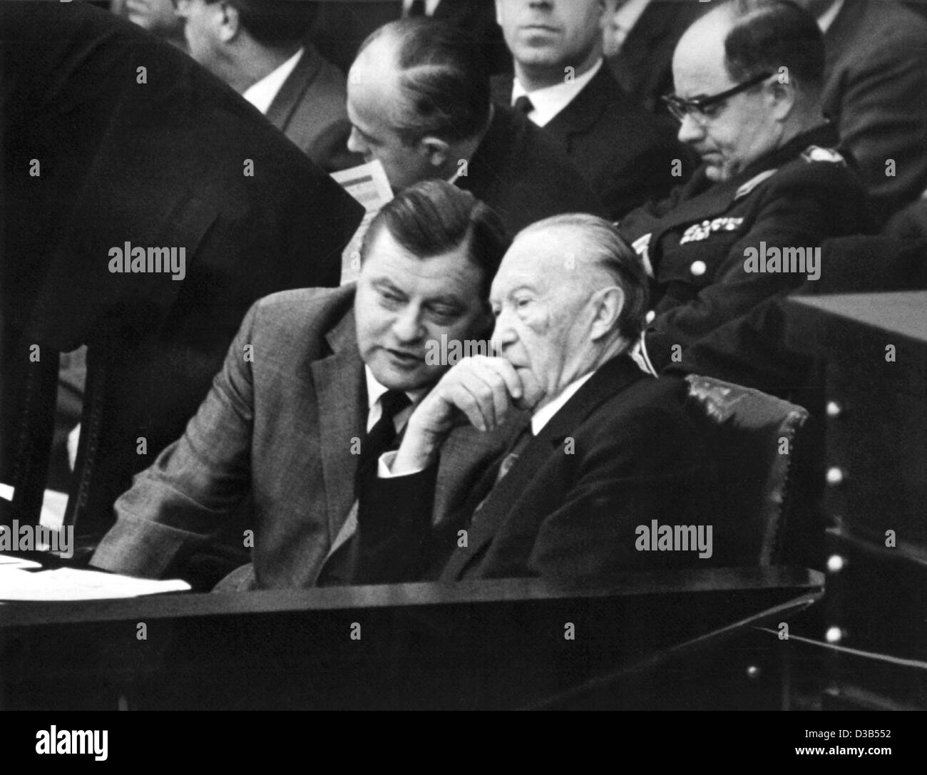(Dpa file) - Il Ministro della difesa Franz Josef Strauss (L, CSU) parla al Cancelliere federale Konrad Adenauer come il Bundestag (Camera Bassa del parlamento tedesco) ha la sua terza discussione sul cosiddetto 'Spiegel Affair', 9 novembre 1962. Un articolo di reporter Conrad Ahlers sullo stato insufficiente del tedesco ar Foto Stock