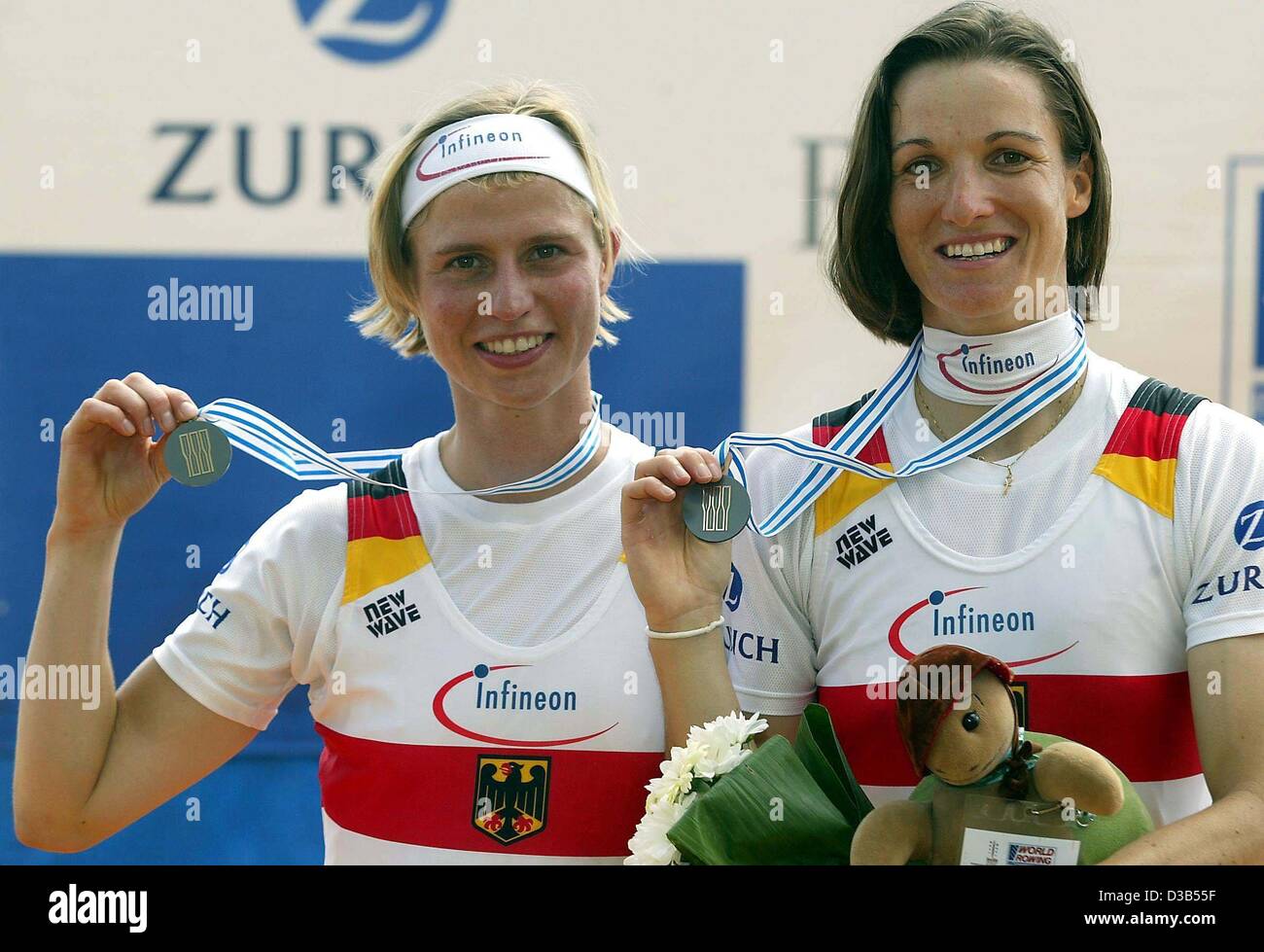 (Dpa) - Il doppio tedesco scull rematori di Janet Raduenzel (L) e Claudia Blassberg posano con le loro medaglie d argento dopo le donne del canottaggio Campionati del Mondo di Siviglia, Spagna, 22 settembre 2002. Foto Stock