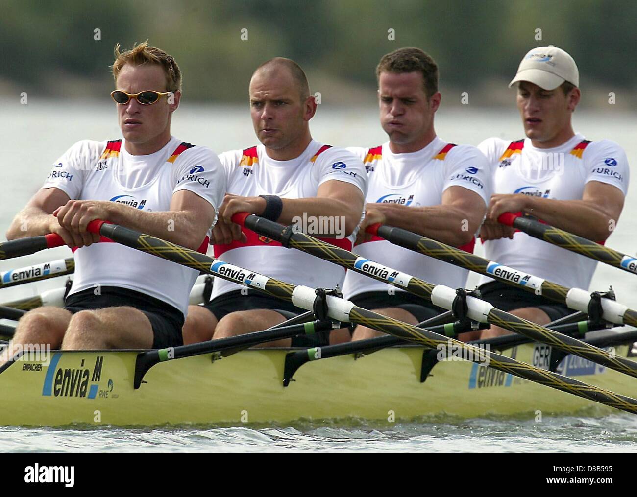 (Dpa) - Il tedesco uomini quadruple scull Rene Bertram, Stephan Volkert, Marco Geisler e Robert Sens (L-R) si qualificano per le semifinali a Siviglia, in Spagna, il 20 settembre 2002. La finale avrà luogo il 22 settembre 2002. Foto Stock