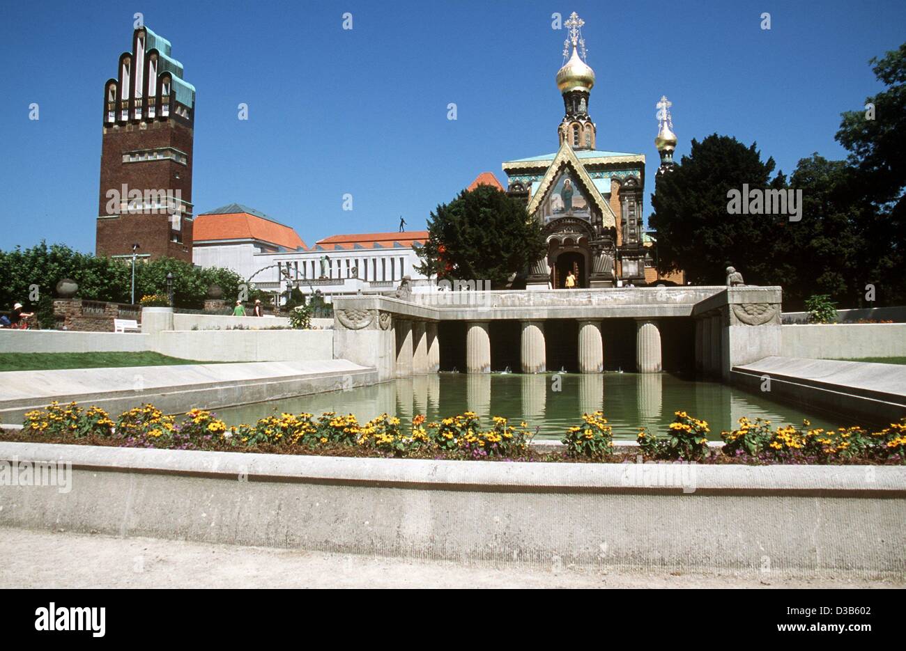 (Dpa) - Una vista sopra la cappella russa (R) e la torre di nozze (Hochzeitsturm) sul Mathildenhoehe a Darmstadt, Germania, 2002. La colonia di artisti sul Mathildenhoehe è famosa per la loro arte nouveau opere. Foto Stock