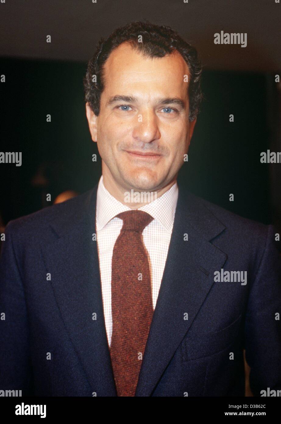 Dpa file) - Leonardo Ferragamo, presidente di Ferragamo Giappone e  responsabile per i mercati europei e asiatici della famiglia italiana di  proprietà di società di moda, raffigurato in Parigi, 22 gennaio 2001.