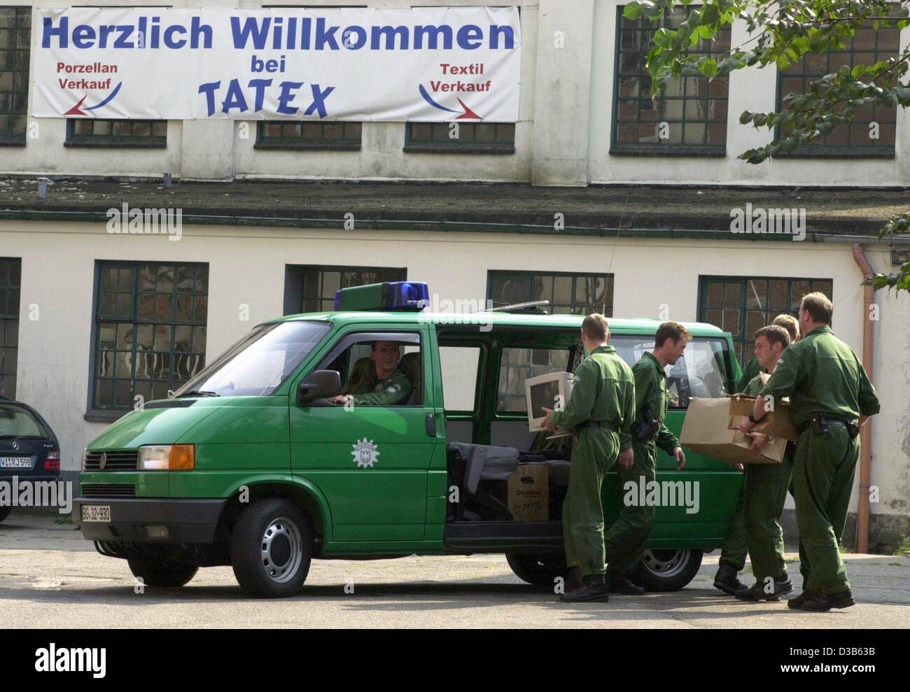 (Dpa) - Responsabili del tedesco della Polizia di frontiera "BGS' portano scatole di hanno perquisito gli elementi da una polizia van sul cortile della distribuzione tessile Tatex società di trading in Neumuenster, Germania settentrionale, 10 settembre 2002, un giorno prima del primo anniversario degli attacchi dell'11 settembre. Tatex è di proprietà di un germe Foto Stock