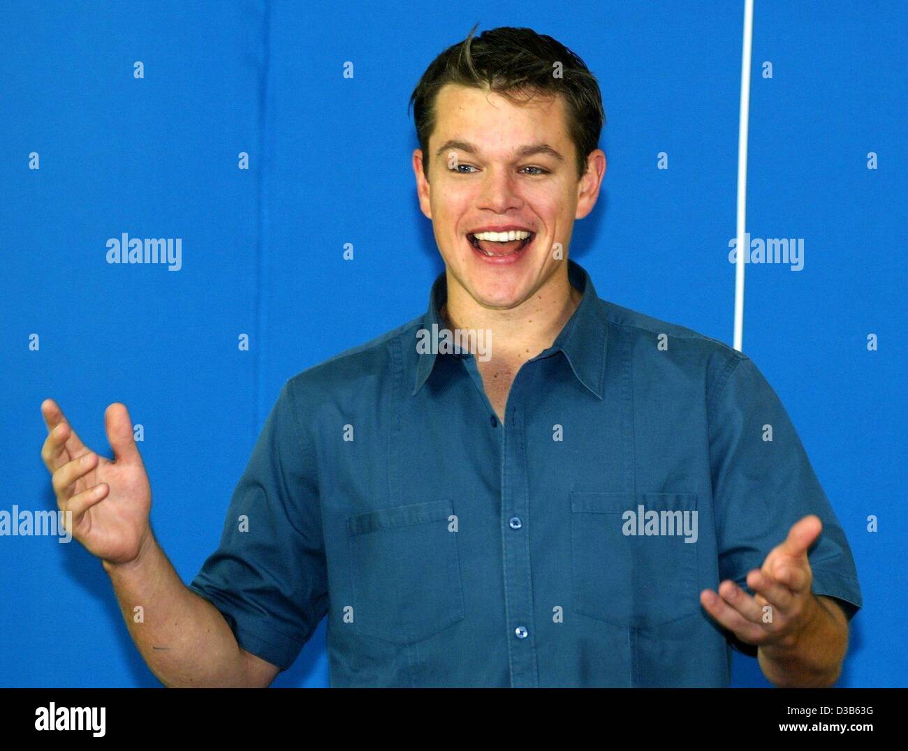 (Dpa) - Noi attore Matt Damon ("Buona Volontà caccia') i gesti durante la presentazione del suo ultimo film "The Bourne Identity" di Berlino, 10 settembre 2002. Nel film il vincitore di Oscar gioca Jason Bourne, un uomo che ha perso la sua memoria. Foto Stock