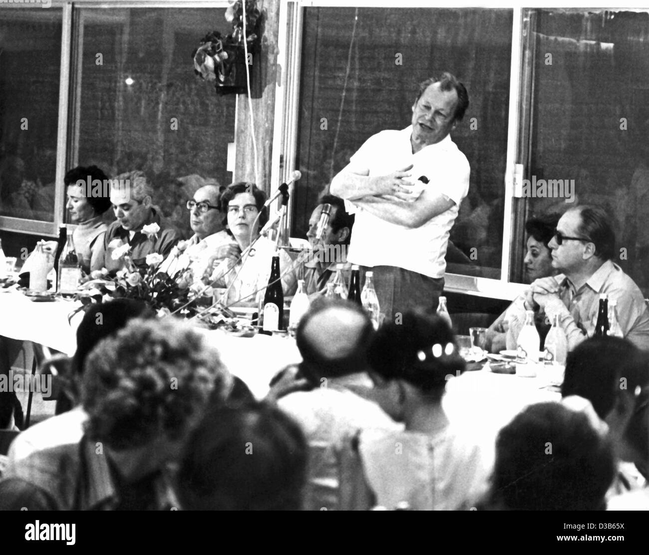 (Dpa file) - West il Cancelliere tedesco Willy Brandt offre un discorso durante un tradizionale pasto di sabato nel Kibbutz Ginosar sul lago Genezareth in Israele, 8 giugno 1973. Willy Brandt è il primo leader tedesco a visitare Israele dal 7 al 11 giugno. Foto Stock