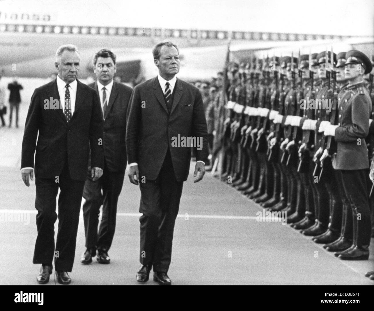 (Dpa file) - Il cancelliere tedesco Willy Brandt (R) è accolta con favore dai sovietici il Primo Ministro Alexei Kossygin con gli onori militari all'aeroporto di Mosca, Unione Sovietica, 11 agosto 1970. Il giorno successivo hanno firmato il patto di Mosca, chiedendo per la reciproca rinuncia di forza e di accettazione della attuale Europa Foto Stock
