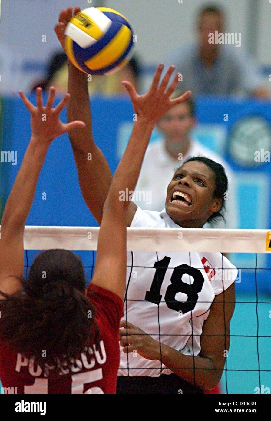 (Dpa) - giocatore canadese Janis Kelly (R) cerca di colpire la palla oltre il rumeno blocker Anca Popescu durante la partita al femminile di pallavolo ai Campionati Mondiali di Schwerin, 2 settembre 2002. La Romania ha vinto 3-0. Foto Stock