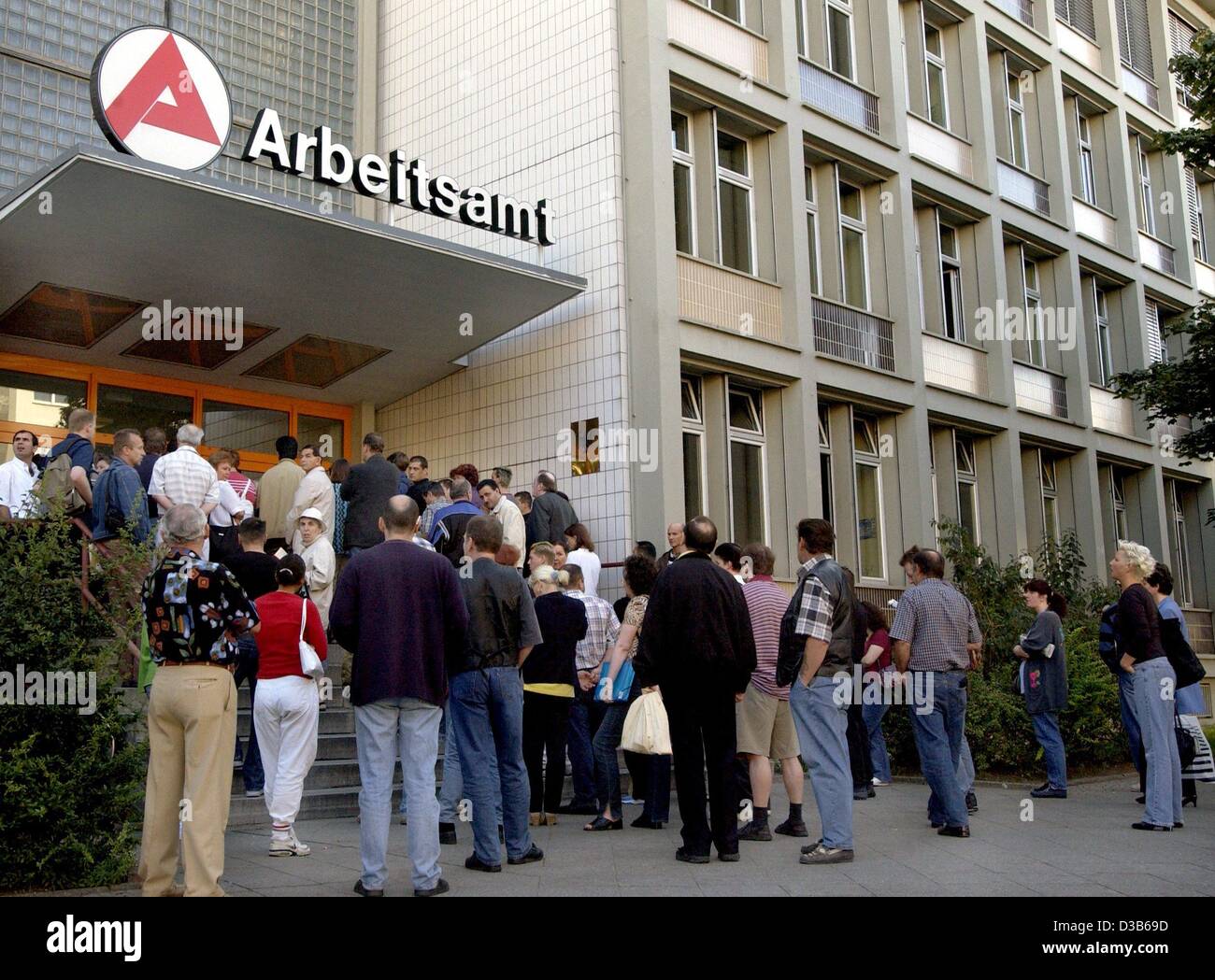 (Dpa) - Molte persone si sono riuniti presso l'entrata di un CENTRO DI LAVORO (ARBEITSAMT) a Berlino in attesa per le porte da aprire, 3 settembre 2002. La Germania soffre di un alto tasso di disoccupazione cifre di circa 9.7%. Disoccupazione è un tema centrale nella campagna per le elezioni generali del 22 settembre 20 Foto Stock