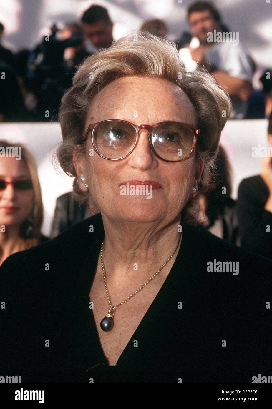 (Dpa) - La prima donna di Francia, Bernadette Chirac, raffigurato all'Haute Couture sfilate di moda a Parigi, 22 gennaio 2002. Foto Stock