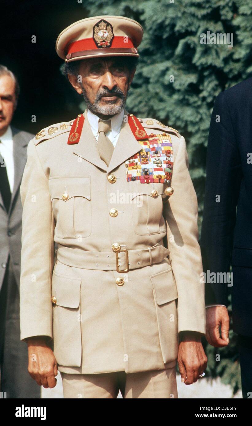 (Dpa file) - L'imperatore Haile Selassie dell Etiopia raffigurato nella parte anteriore del castello di Gymnich nei pressi di Bonn, Germania Ovest, 12 settembre 1973. L'imperatore etiope e Messia della Rastafarians pagato una tre giorni di visita privata alla Germania Ovest. Foto Stock
