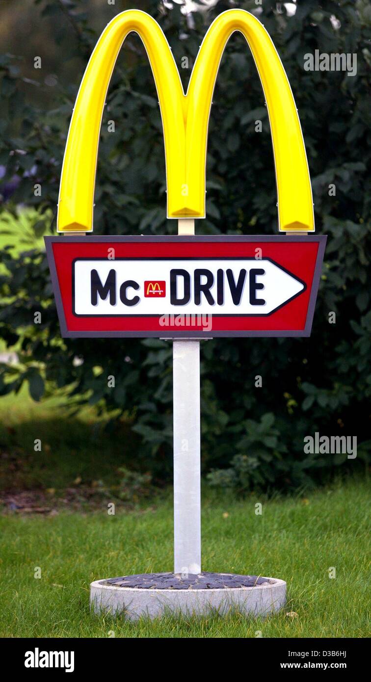 (Dpa) - un cartello con il logo della McDonald's una catena di fast food mostra di persone che soffrono la fame il modo per l'unità in ristorante a Kamp-Lintfort, Germania, 23 agosto 2002. Foto Stock