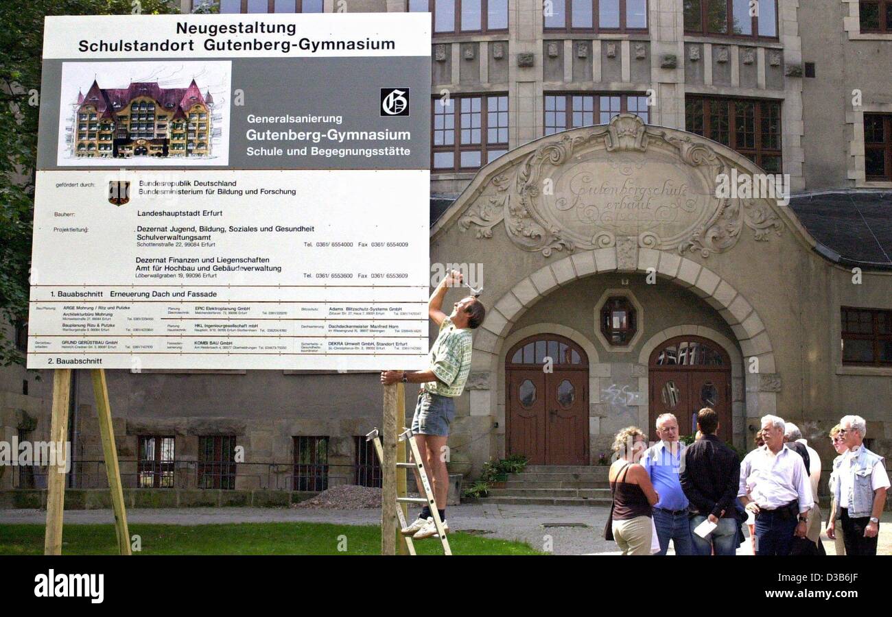 (Dpa) - di fronte all'edificio scolastico è un segno è messo in su con la quale si annuncia il restauro del highschool Gutenberg a Erfurt, Germania, 26 agosto 2002. La scuola è stata sede di un bagno di sangue quando un 19-anno-vecchio ex pupillo ran amok il 26 aprile 2002, uccidendo 16 persone prima della fucilazione. Tracce di Foto Stock