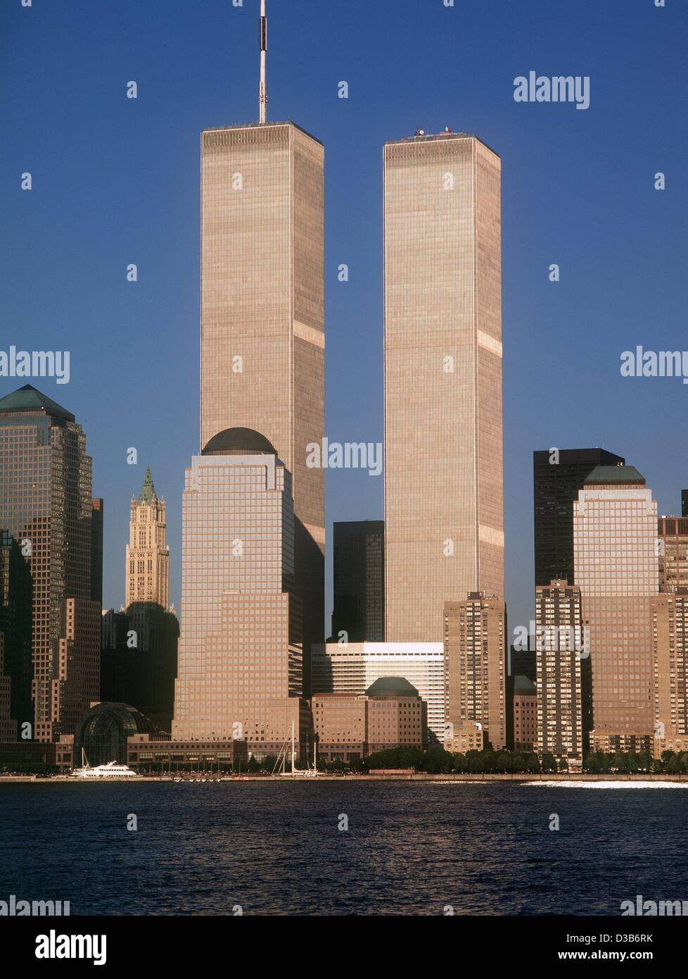 (Dpa) - skyline di Manhattan fino al 11 Settembre 2001: le torri gemelle del World Trade Center di salire in alto sopra gli altri edifici di Manhattan (filer datata 1996). Entrambe le torri crollate e 2,823 persone sono state uccise quando i terroristi islamici schiantato il WTC con highjacked piani su 11 Settembre Foto Stock